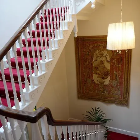 Ashbrook Arms Townhouse And Restaurant *